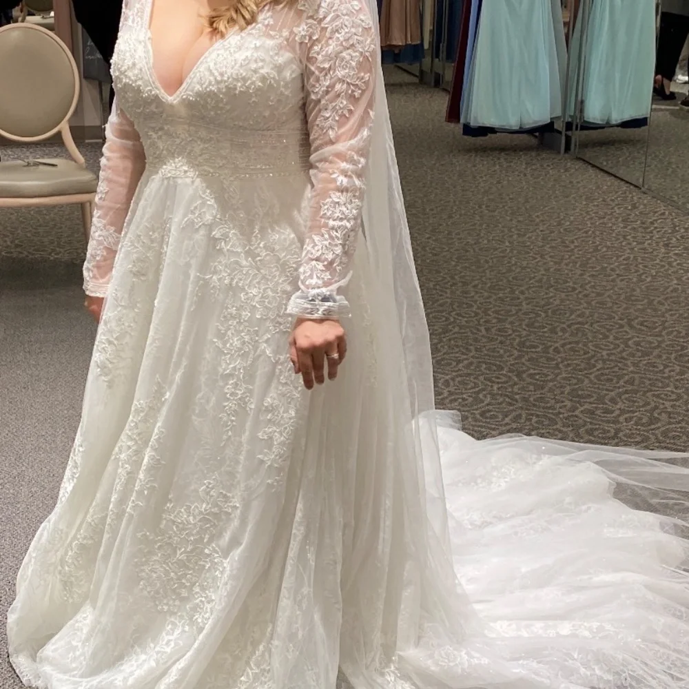 *NEW* wedding dress - Picture 2 of 5